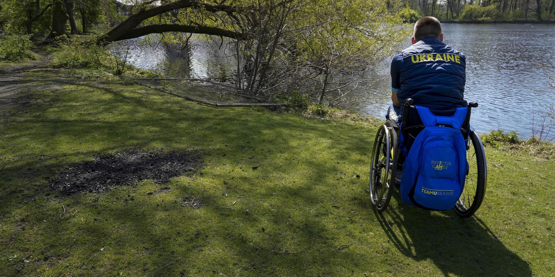 Вернувшийся с фронта украинский военнослужащий в инвалидной коляске - ИноСМИ, 1920, 26.04.2024