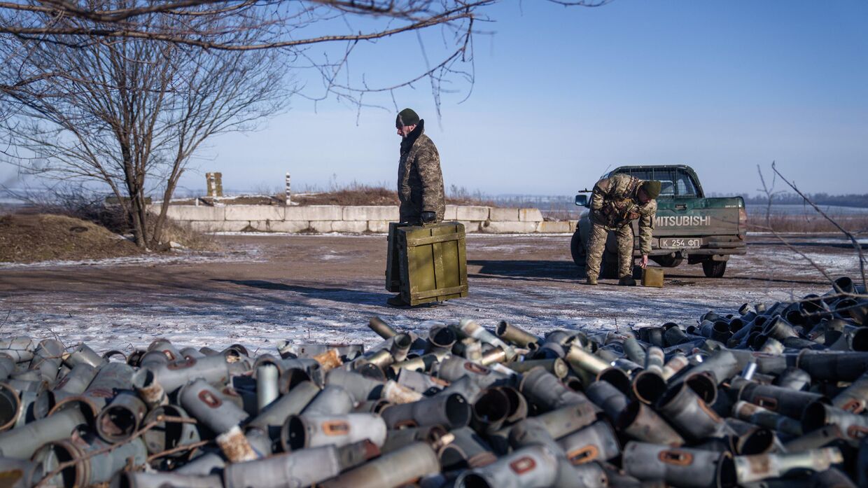 Украинские военные перевозят боеприпасы на востоке страны. Архивная фотография