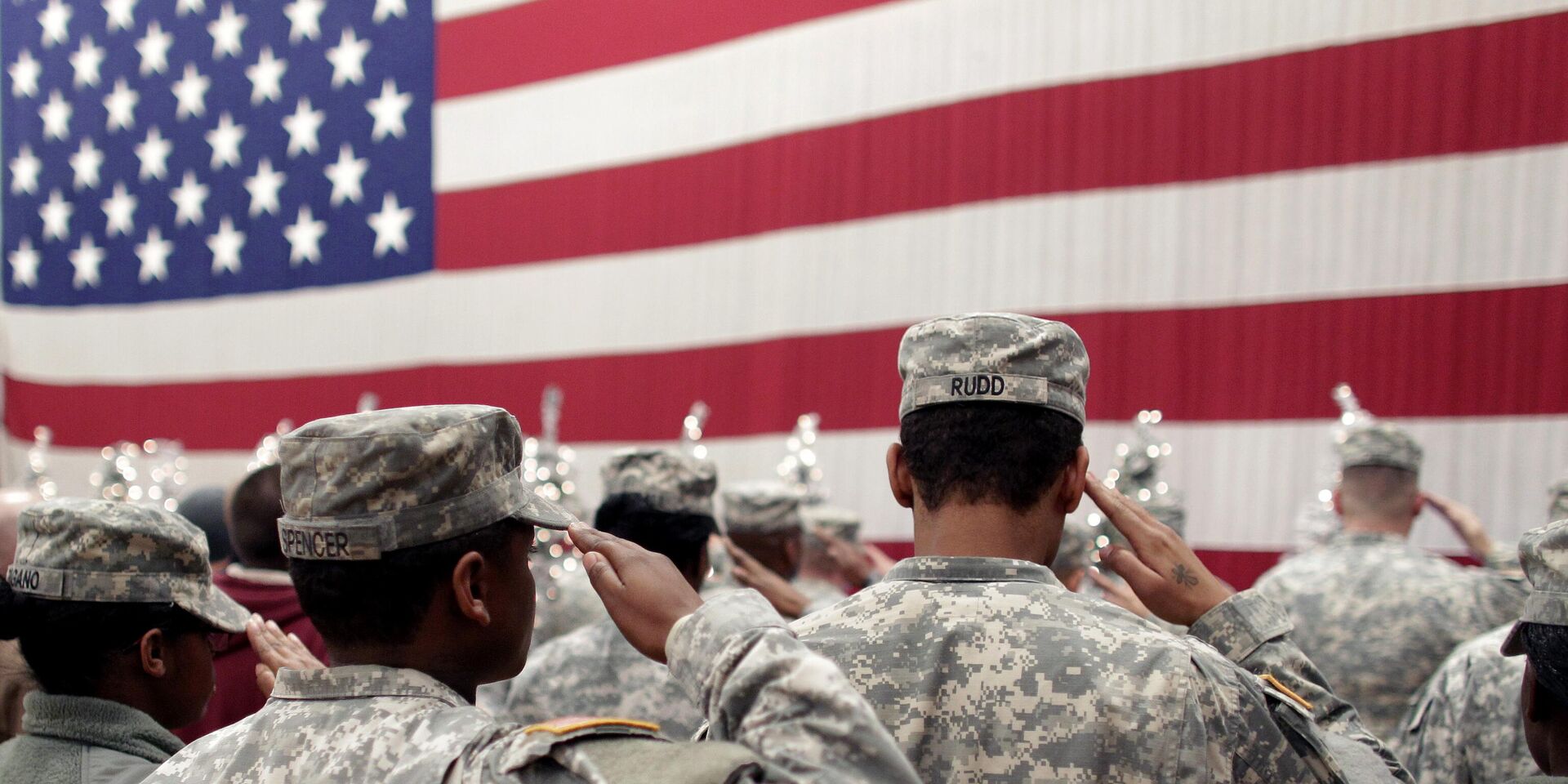 Солдаты салютуют флагу США на церемонии приветствия возвращающихся домой из Афганистана - ИноСМИ, 1920, 18.03.2024