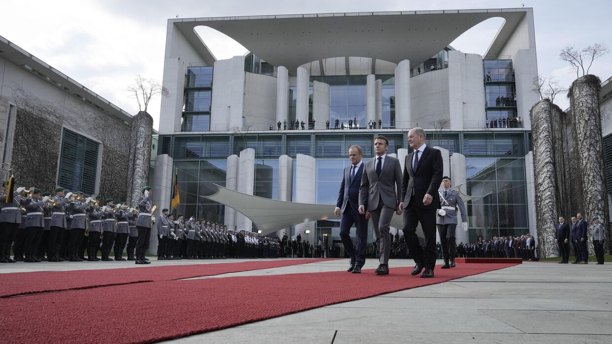 Канцлер Германии Олаф Шольц, премьер-министр Польши Дональд Туск и президент Франции Эммануэль Макрон в Берлине, Германия, 15 марта 2024 года.