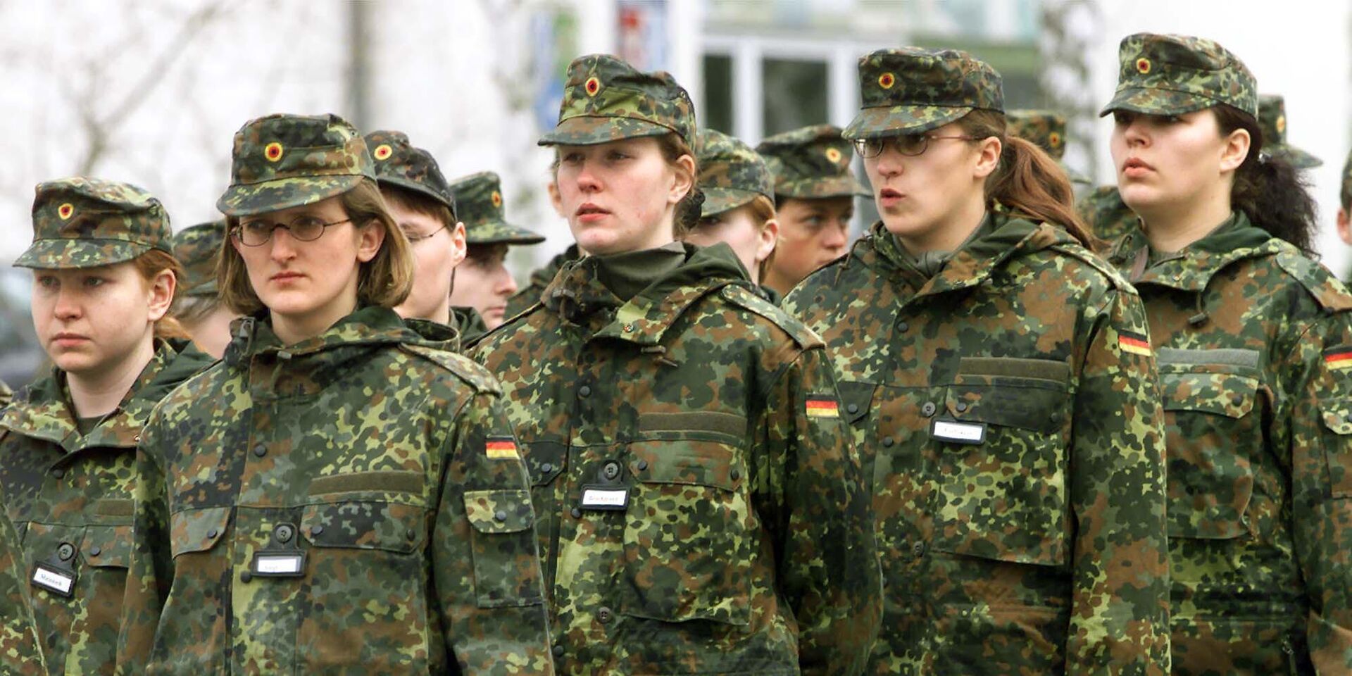Женщины-солдаты в камуфляжной форме стоят в строю у казарм Арнульфа в Родинге, южная Германия - ИноСМИ, 1920, 27.06.2024