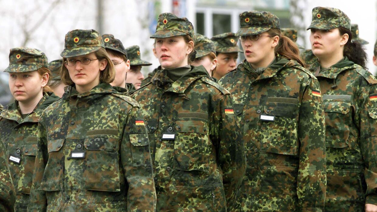 Женщины-солдаты в камуфляжной форме стоят в строю у казарм Арнульфа в Родинге, южная Германия
