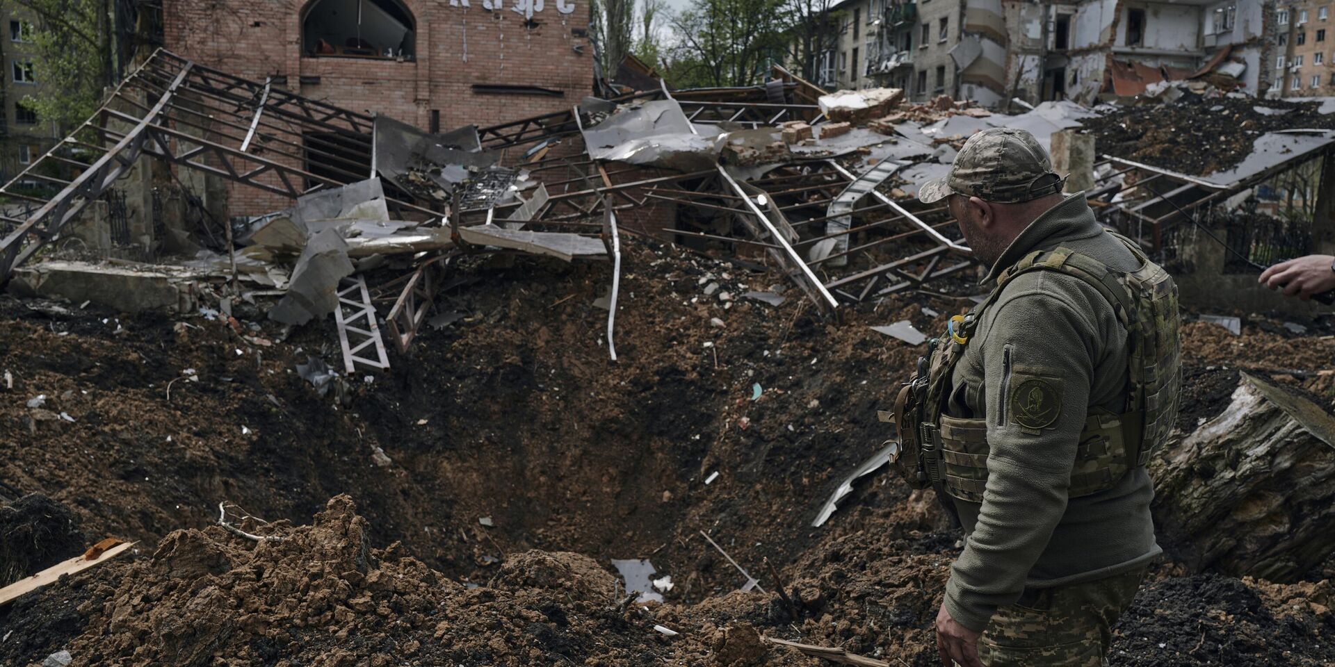 Украинский солдат у воронки от взрыва в Авдеевке 28 апреля 2023 года - ИноСМИ, 1920, 23.03.2024