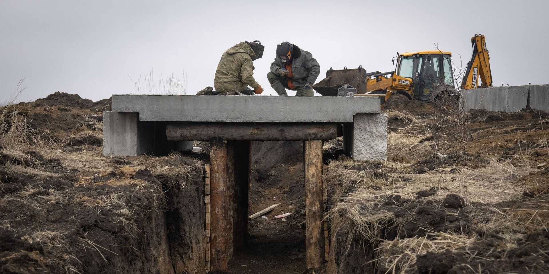Украинские рабочие строят линию обороны в Харьковской области, Украина - ИноСМИ, 1920, 19.05.2024
