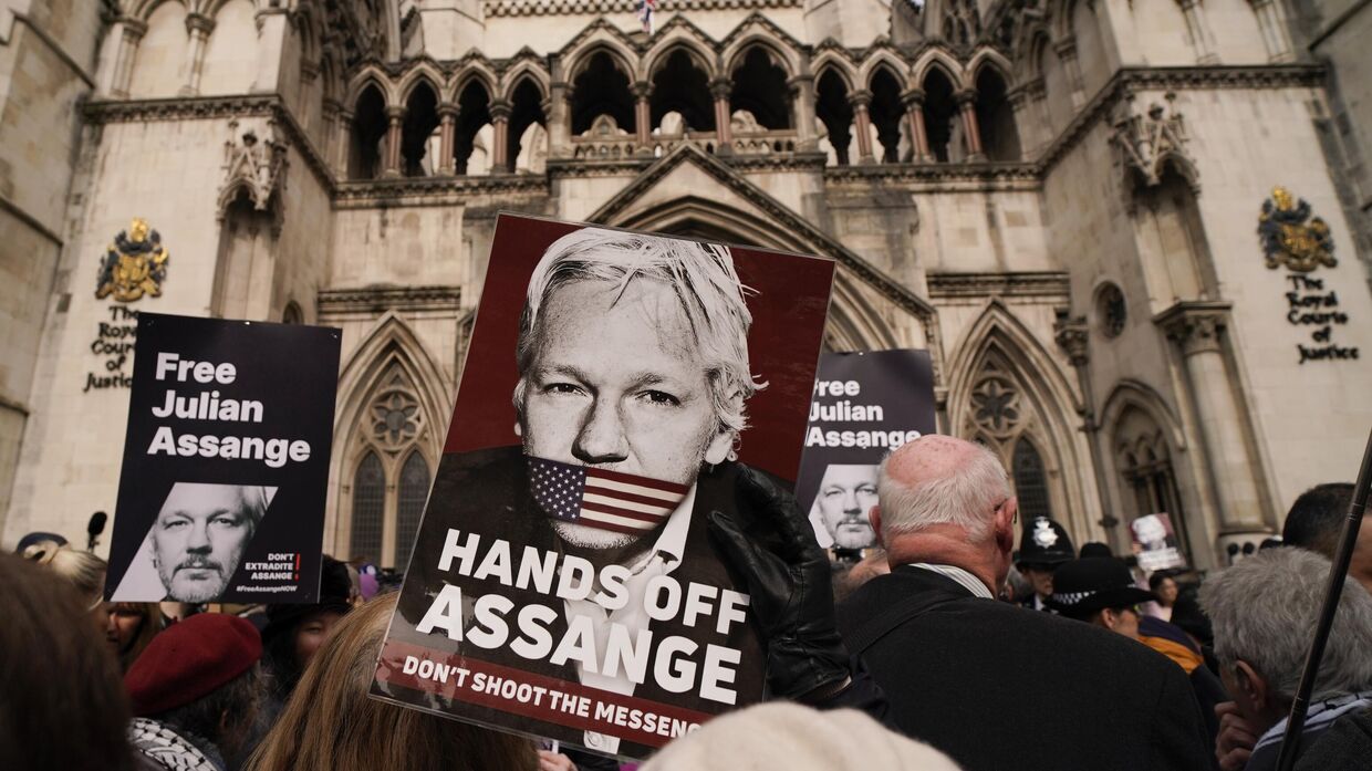 Демонстранты с плакатами в защиту Джулиана Ассанжа у здания Королевского суда в Лондоне