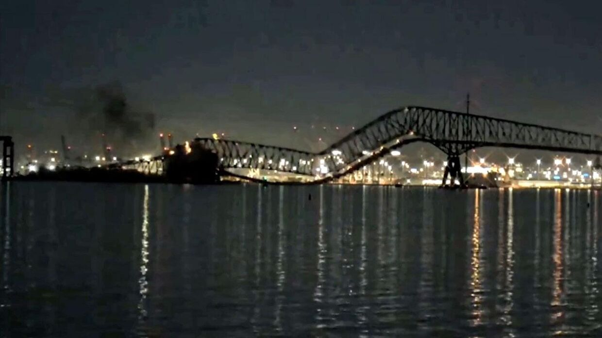 В Балтиморе от столкновения с кораблем рухнул мост