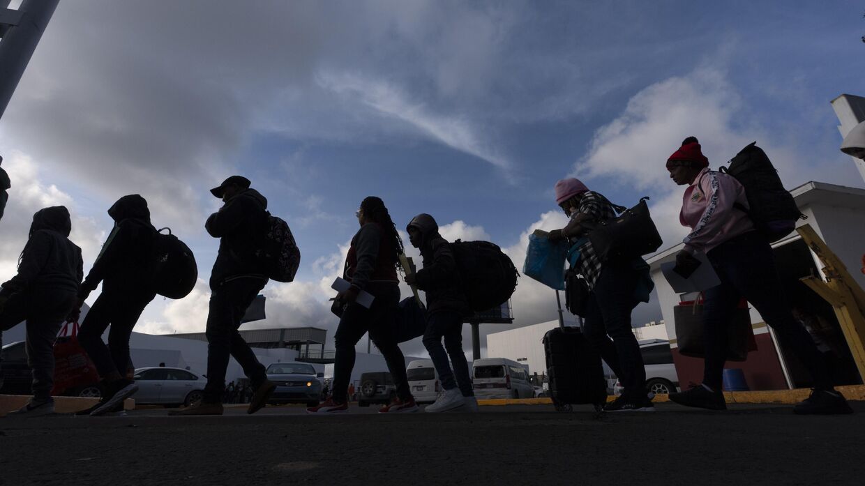 Гаитяне покидают Мексику, чтобы пересечь границу США в поисках убежища