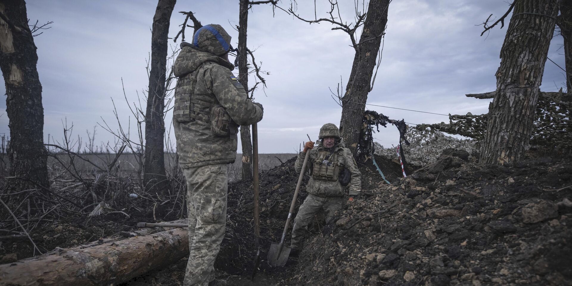 Украинские солдаты роют траншею на линии фронта близ Клещеевки, недалеко от Донецка - ИноСМИ, 1920, 28.03.2024