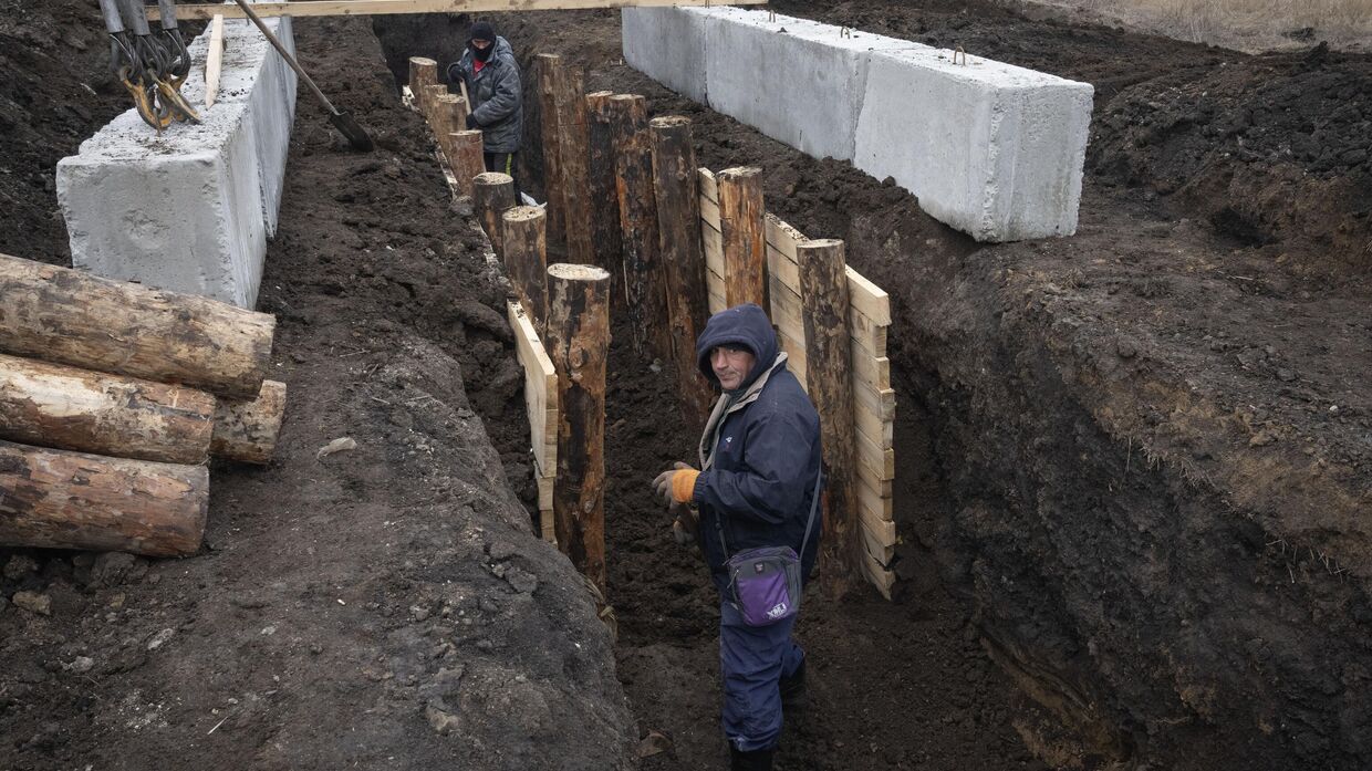 Украинские рабочие строят фортификационную линию обороны в Харьковской области, Украина. 21 марта 2024 года.
