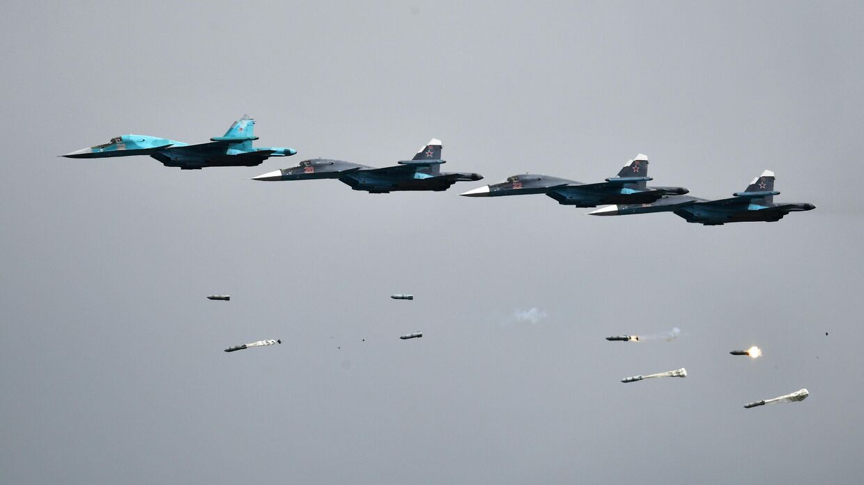 Истребители-бомбардировщики Су-34 на всероссийском этапе конкурса Авиадартс на авиационном полигоне Дубровичи