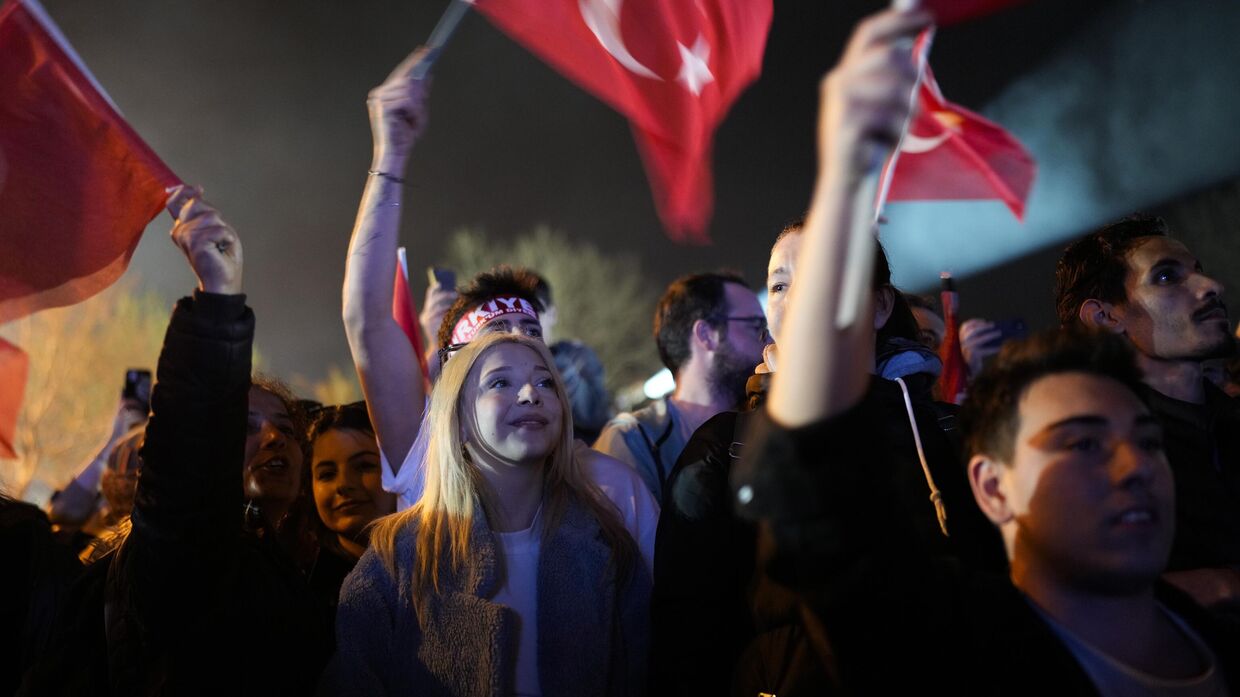 Сторонники Экрема Имамоглу у здания мэрии в Стамбуле, Турция. 1 апреля 2024 года