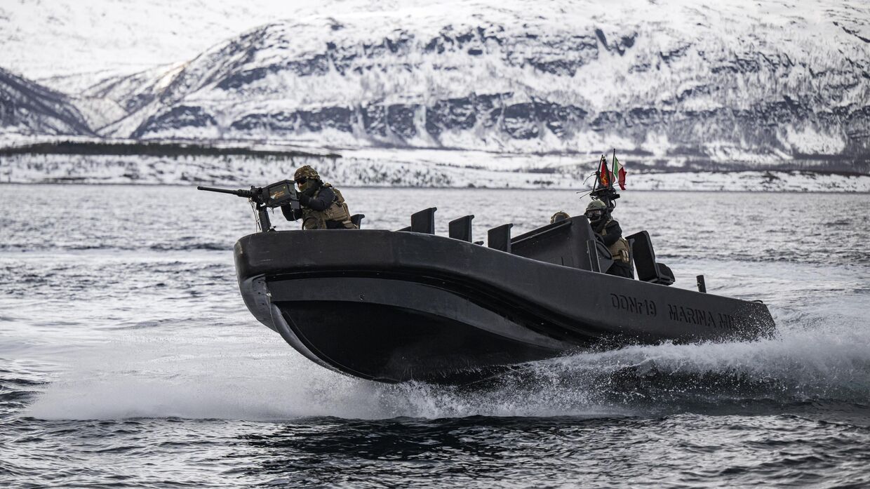 Итальянские морские пехотинцы во время военных учений Nordic Response 24 10 марта 2024 года в море близ Сорстраумена, за полярным кругом в Норвегии