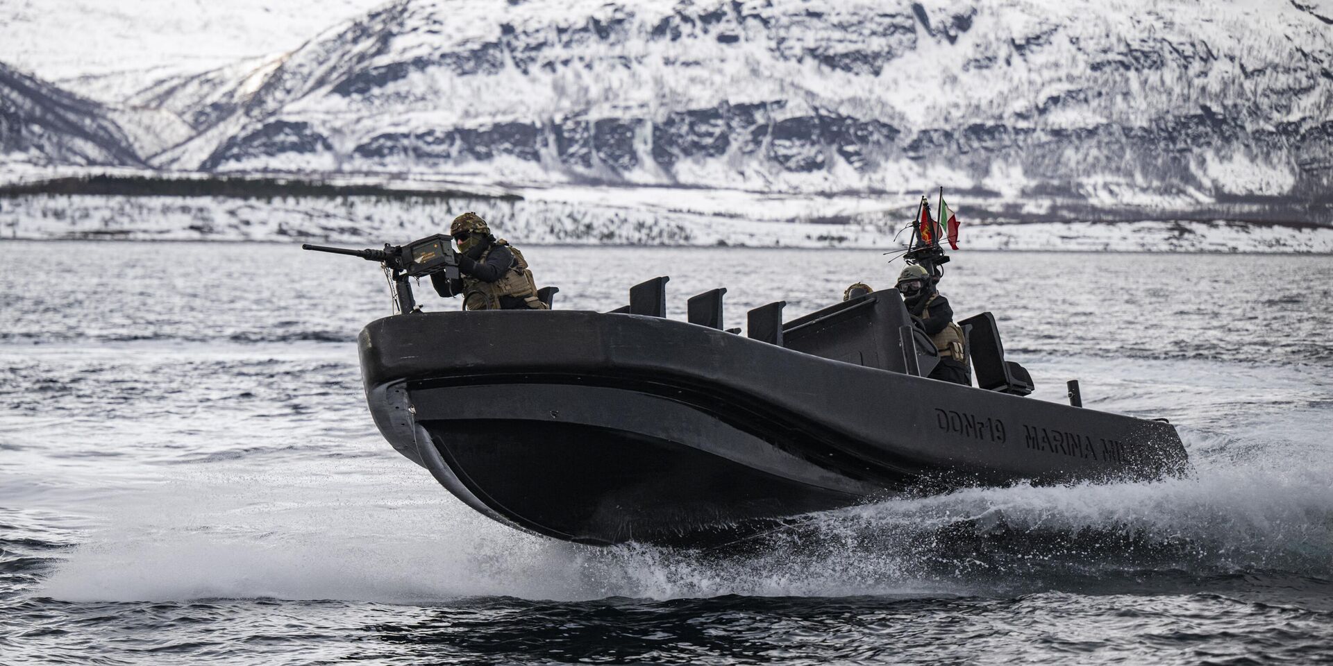 Итальянские морские пехотинцы во время военных учений Nordic Response 24 10 марта 2024 года в море близ Сорстраумена, за полярным кругом в Норвегии - ИноСМИ, 1920, 02.04.2024