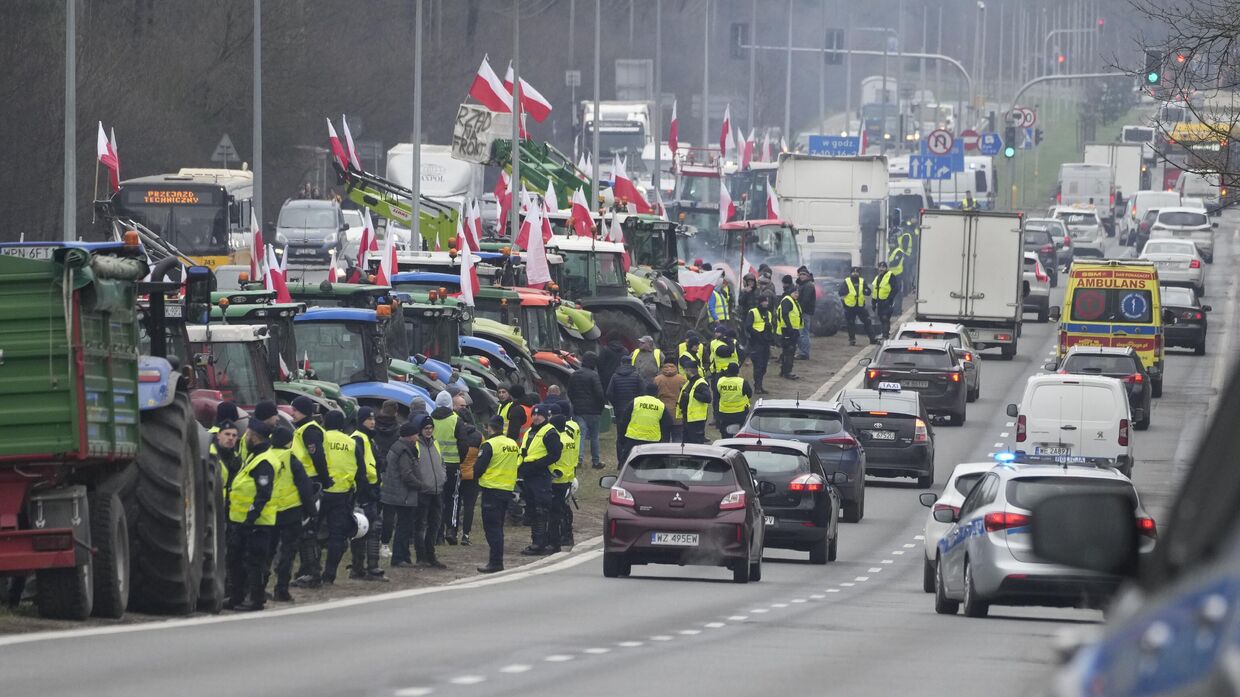 Польские фермеры перекрыли тракторами главную дорогу во время акции протеста недалеко от Варшавы, требуя закрыть польско-украинскую границу для импорта продовольствия