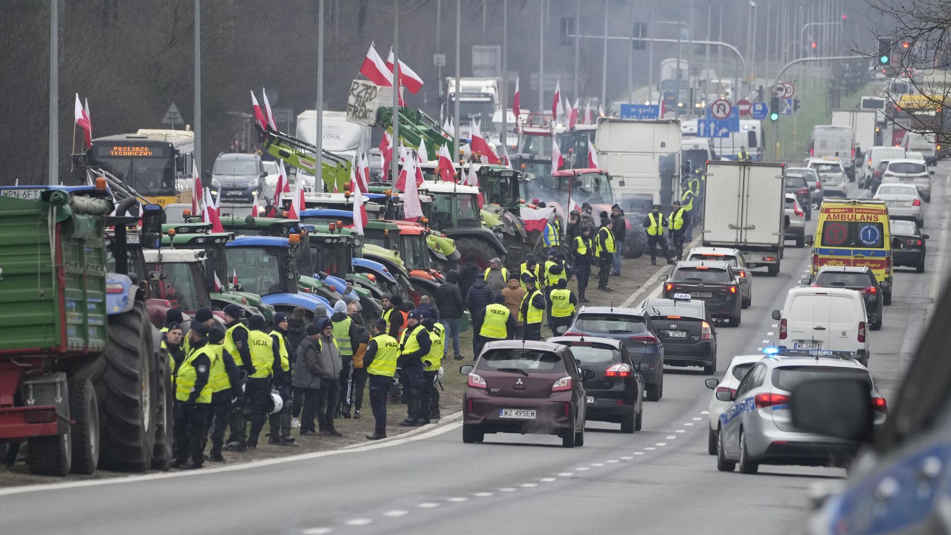 Польские фермеры перекрыли тракторами главную дорогу во время акции протеста недалеко от Варшавы, требуя закрыть польско-украинскую границу для импорта продовольствия - ИноСМИ, 1920, 03.04.2024