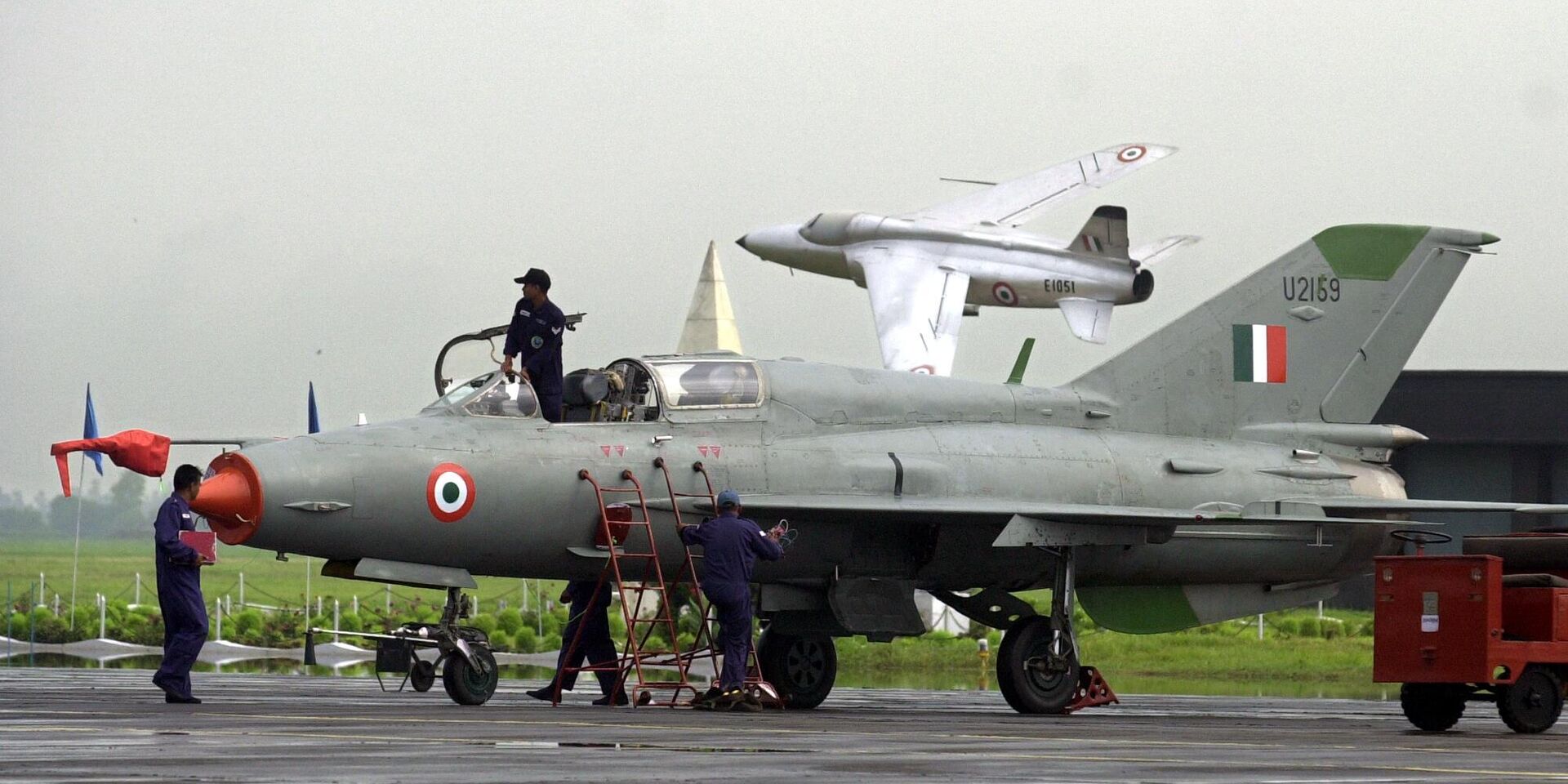 Персонал военно-воздушных сил Индии проводит техобслуживание самолета МиГ-21 перед посадкой в него министра обороны Индии Джорджа Фернандеса на военно-воздушной базе Амбала, 1 августа 2003 года - ИноСМИ, 1920, 07.04.2024