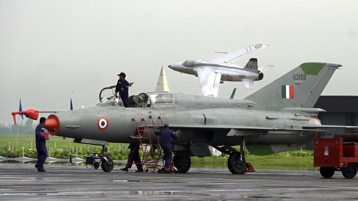 Персонал военно-воздушных сил Индии проводит техобслуживание самолета МиГ-21 перед посадкой в него министра обороны Индии Джорджа Фернандеса на военно-воздушной базе Амбала, 1 августа 2003 года