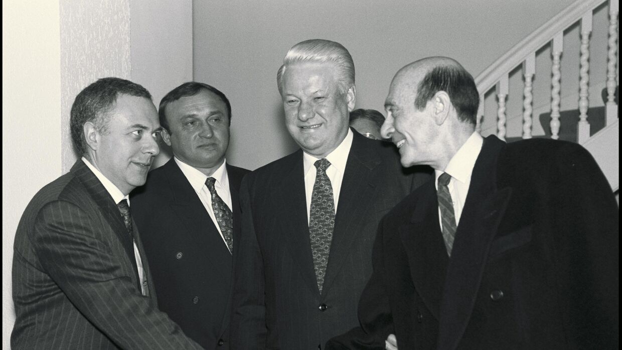 Встреча Генерального секретаря НАТО Манфреда Вернера и президента России Бориса Ельцина в замке Стайвенберг, 9 декабря 1993 года. 