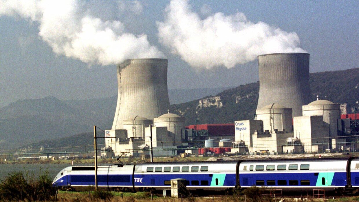 Скоростной поезд проезжает мимо атомной электростанции Круас у реки Рона в центральной Франции.