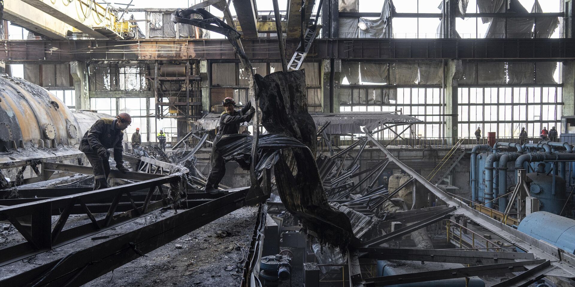 Рабочие разбирают завалы после российского ракетного обстрела электростанции ДТЭК на Украине 2 апреля 2024 года - ИноСМИ, 1920, 08.04.2024