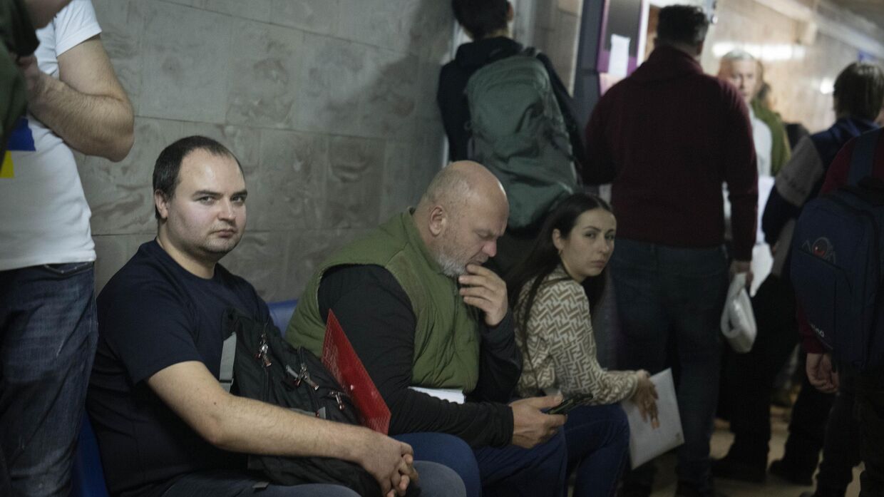 Призывники ожидают своей очереди на прохождение медицинского обследования в городской больнице в Киеве