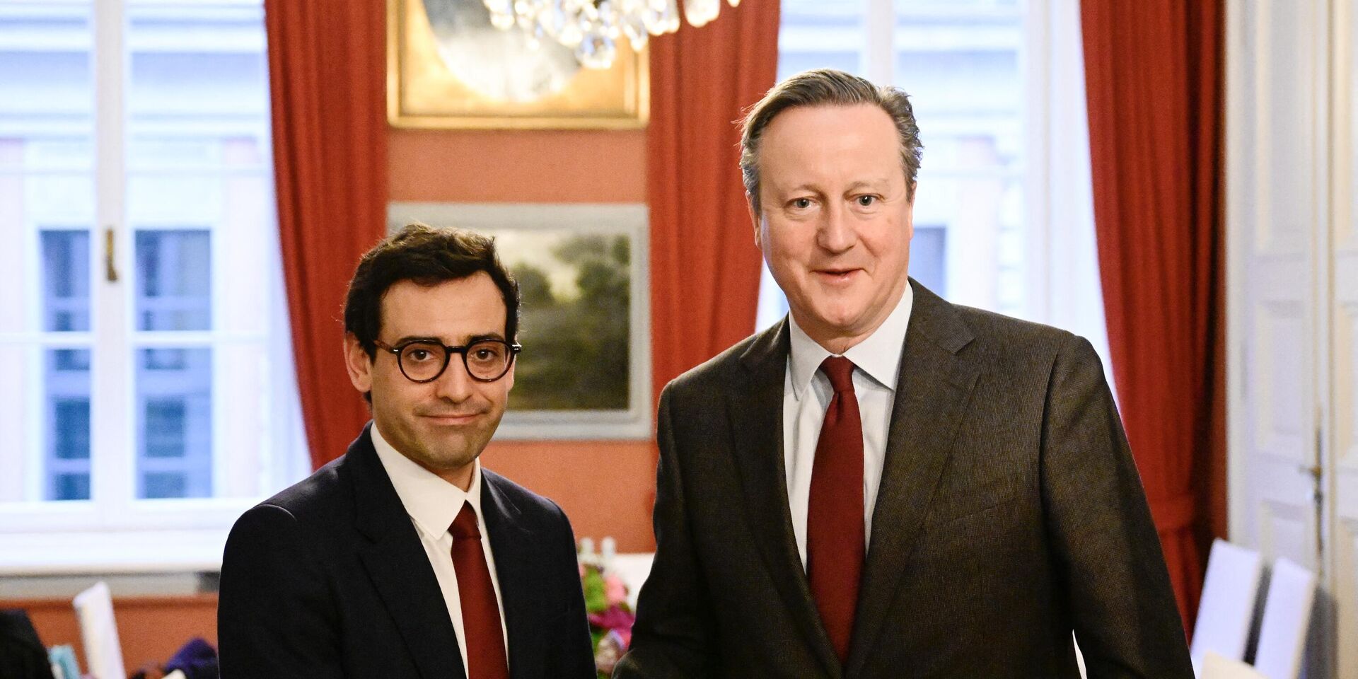 Министр иностранных дел Франции Стефан Сежурн (слева) и министр иностранных дел Великобритании Дэвид Кэмерон пожимают друг другу руки перед двусторонней встречей на полях Мюнхенской конференции по безопасности, 17 февраля, 2024 год. - ИноСМИ, 1920, 09.04.2024