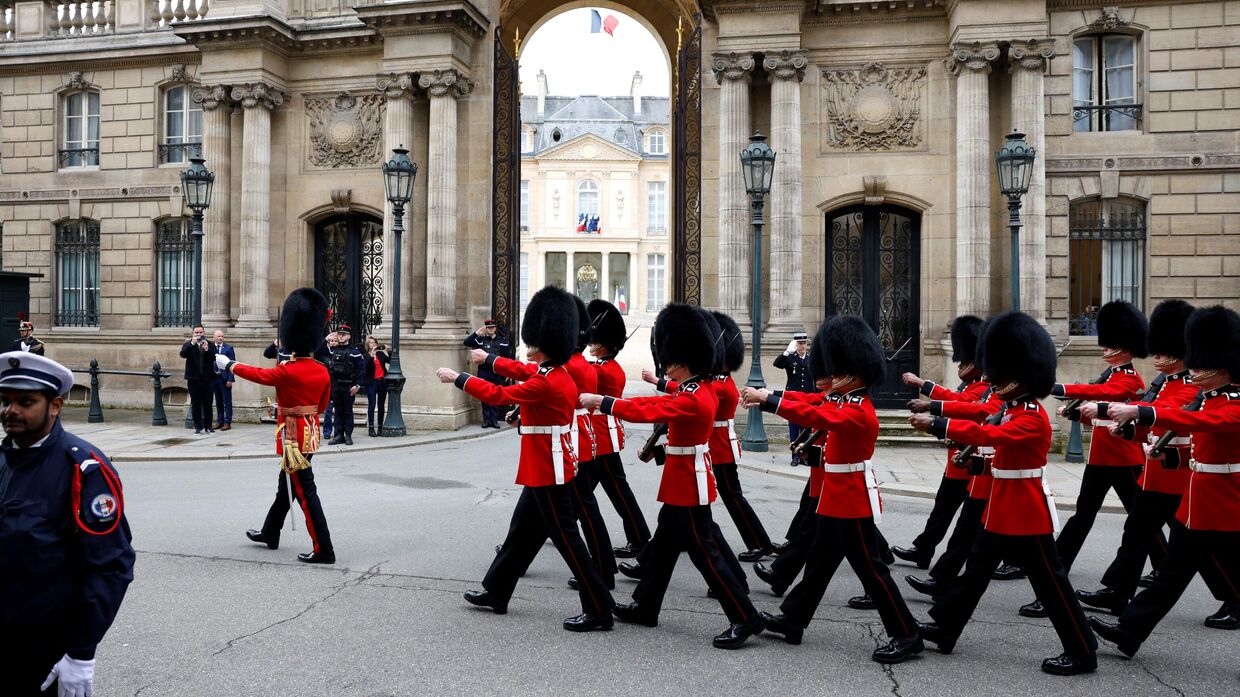 Британские солдаты у Елисейского дворца в Париже