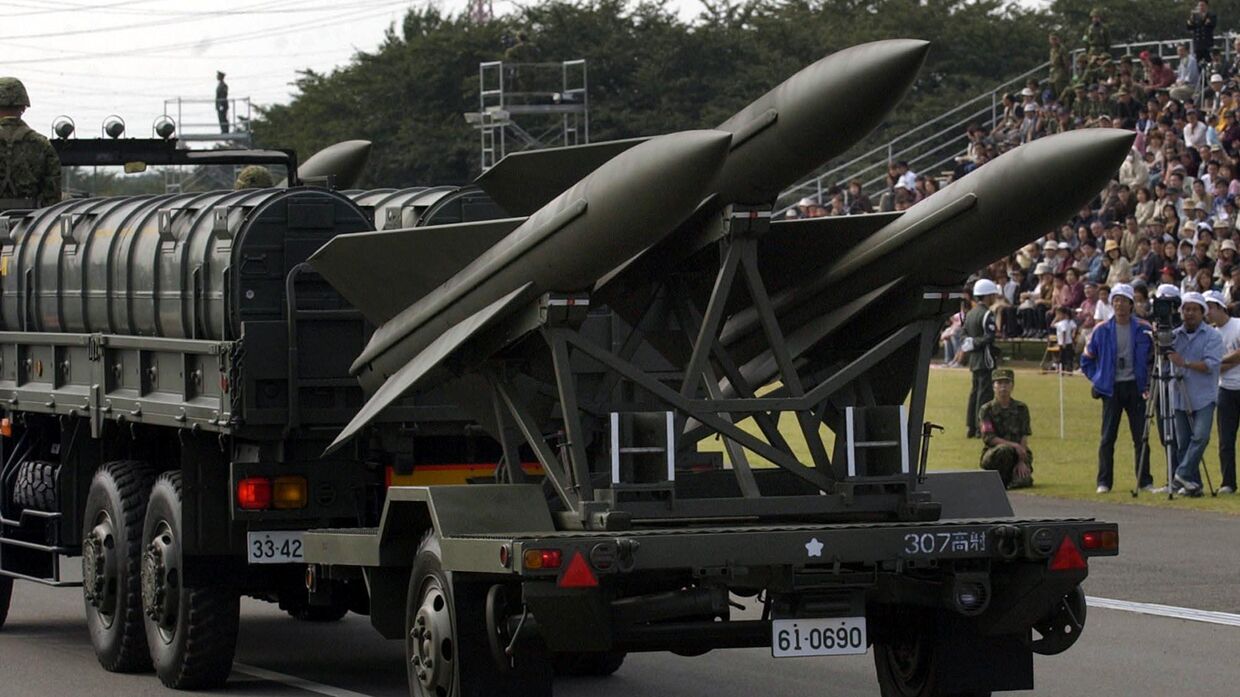 Зенитные управляемые ракеты Hawk сухопутных сил самообороны Японии  на инспекционном параде на полигоне Асака в пригороде Токио. 5 октября 2003 года