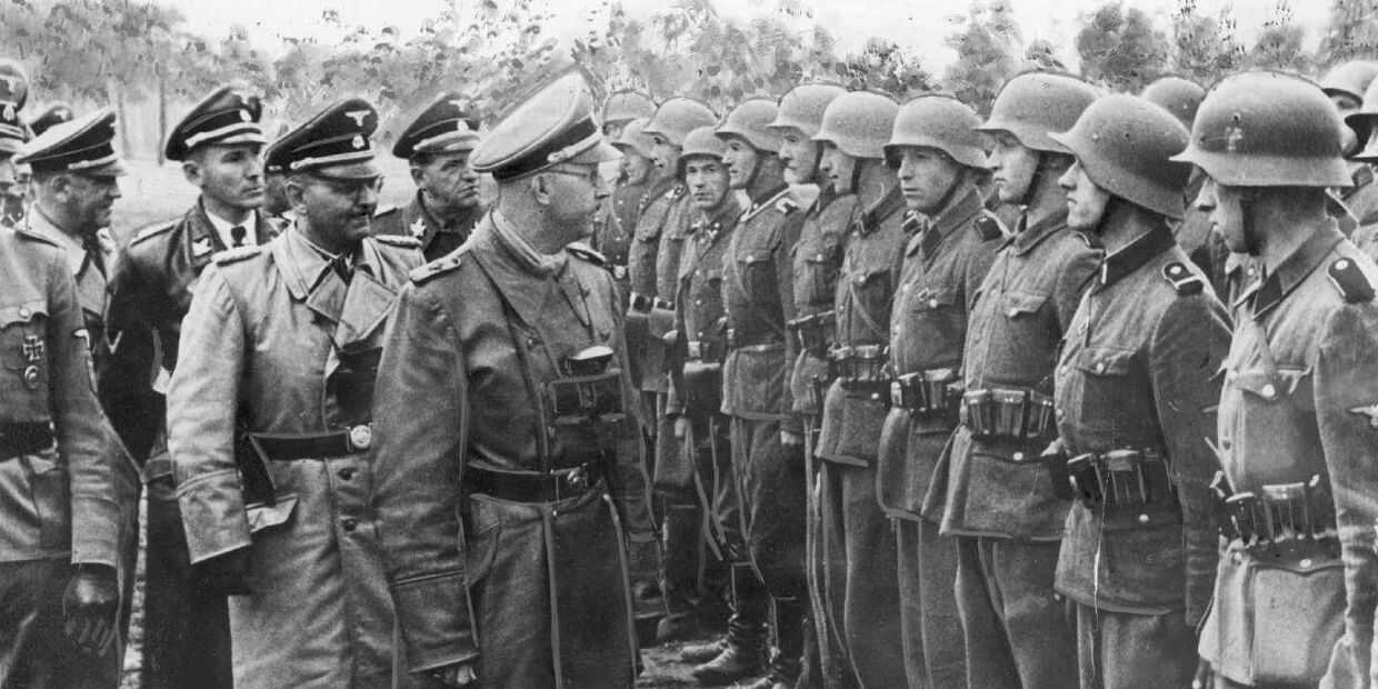 Нацистский министр внутренних дел Генрих Гиммлер инспектирует дивизию СС Галиция в мае 1944 года.