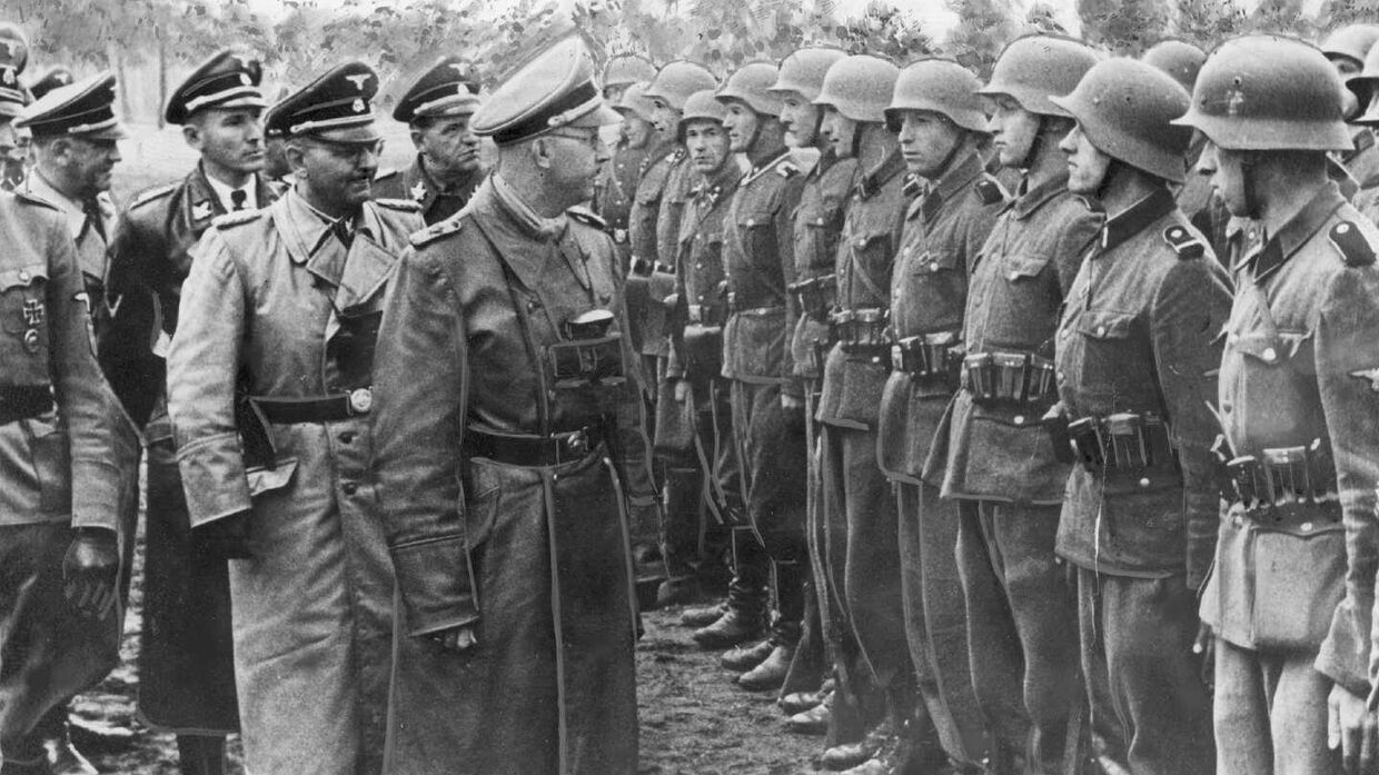 Нацистский министр внутренних дел Генрих Гиммлер инспектирует дивизию СС Галиция в мае 1944 года.