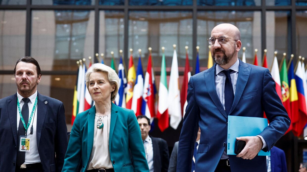 Глава Европейской комиссии Урсула фон дер Ляйен и председатель Европейского совета Шарль Мишель прибывают на пресс-конференцию в последний день саммита Европейского совета в штаб-квартире ЕС в Брюсселе 22 марта 2024 года.
