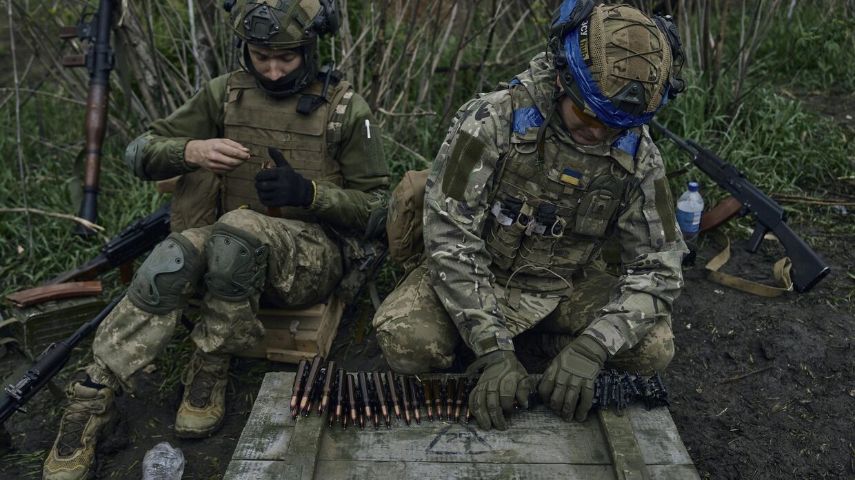 Украинские солдаты готовят боеприпасы на передовых позициях вблизи Угледара. 1 мая 2023 года