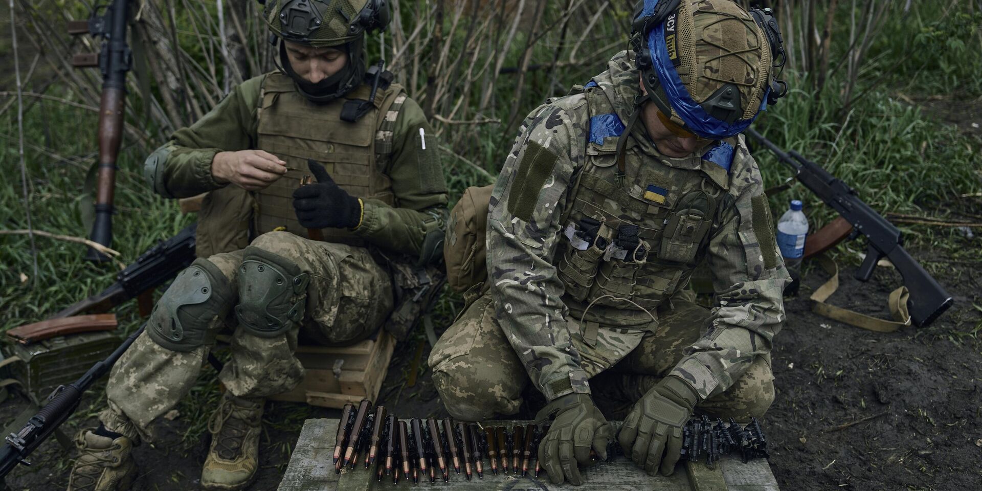 Украинские солдаты готовят боеприпасы на передовых позициях вблизи Угледара. 1 мая 2023 года - ИноСМИ, 1920, 12.04.2024