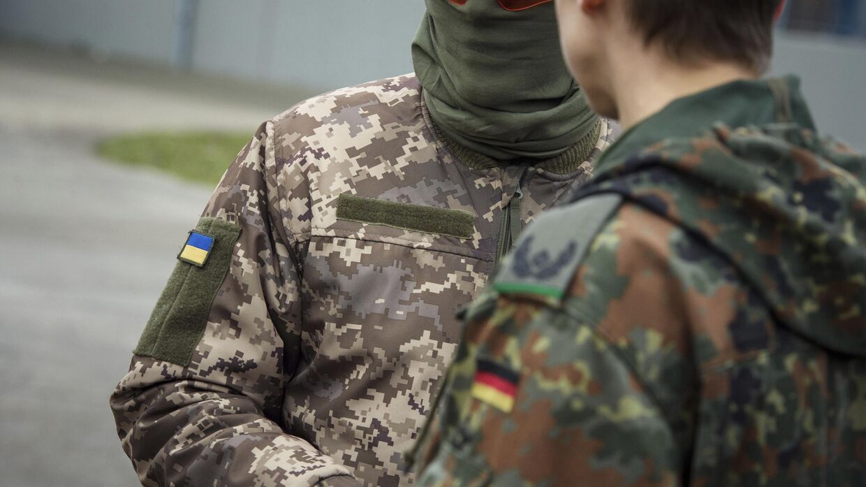Солдат ВСУ разговаривает с немецким офицером на полигоне немецких войск Бундесвера в Мюнстере, Германия, понедельник, 20 февраля 2023 года.
