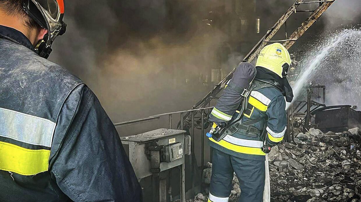 Сотрудники МЧС тушат пожар после удара России по Трипольской теплоэлектростанции на Украине