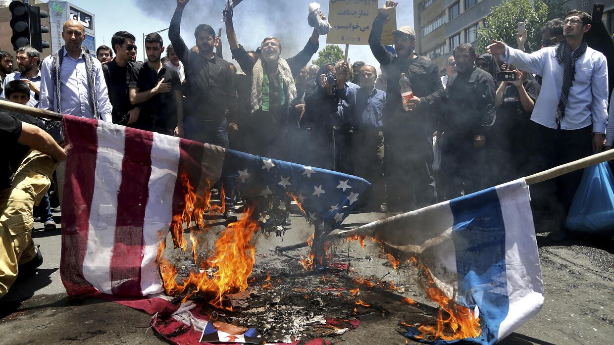 Иранские протестующие сжигают флаги Израиля и США на ежегодном антиизраильском митинге в честь Дня солидарности с борьбой палестинцев за независимость в Тегеране
