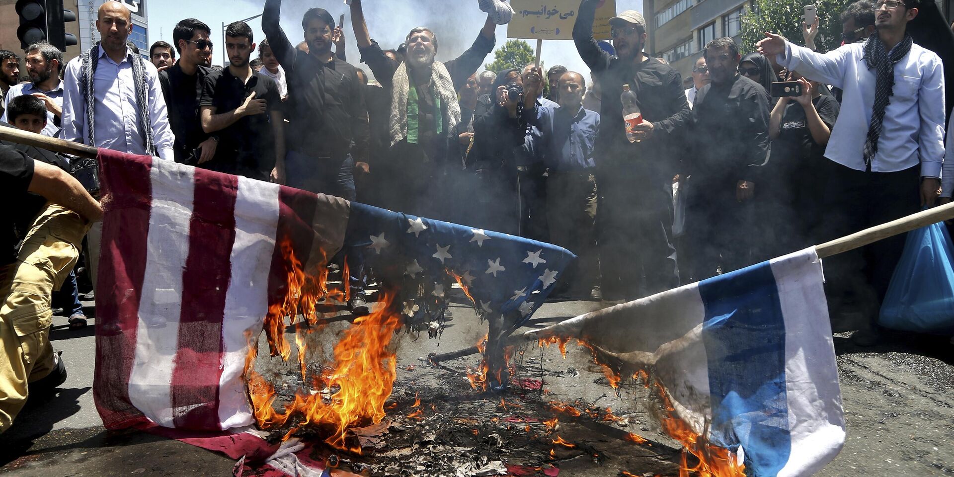 Иранские протестующие сжигают флаги Израиля и США на ежегодном антиизраильском митинге в честь Дня солидарности с борьбой палестинцев за независимость в Тегеране - ИноСМИ, 1920, 17.04.2024