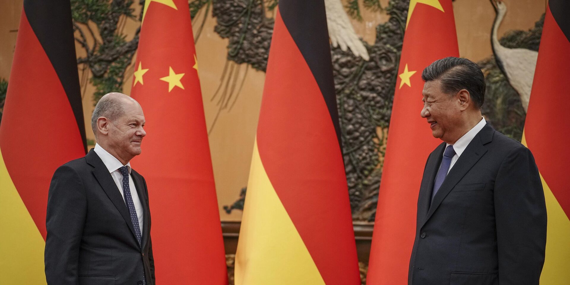 Председатель КНР Си Цзиньпин и канцлер Германии Олаф Шольц во время встречи в Пекине. 4 ноября 2022 года - ИноСМИ, 1920, 16.04.2024