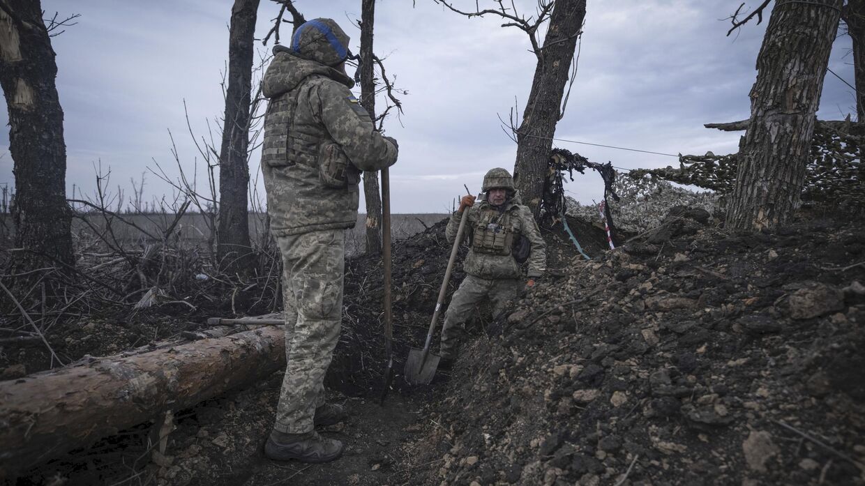 Украинские солдаты роют траншею на передовой возле Клещеевки в Донецкой области 18 марта 2024 года.