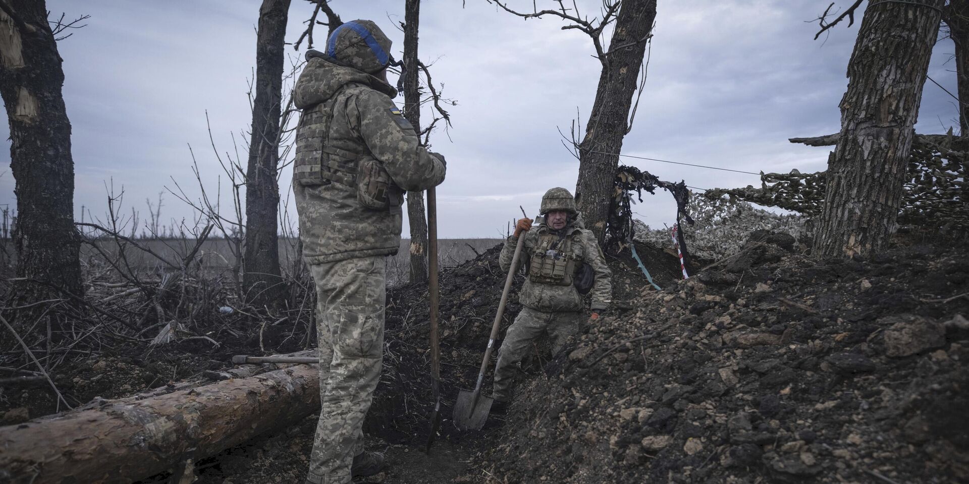 Украинские солдаты роют траншею на передовой возле Клещеевки в Донецкой области 18 марта 2024 года. - ИноСМИ, 1920, 17.04.2024