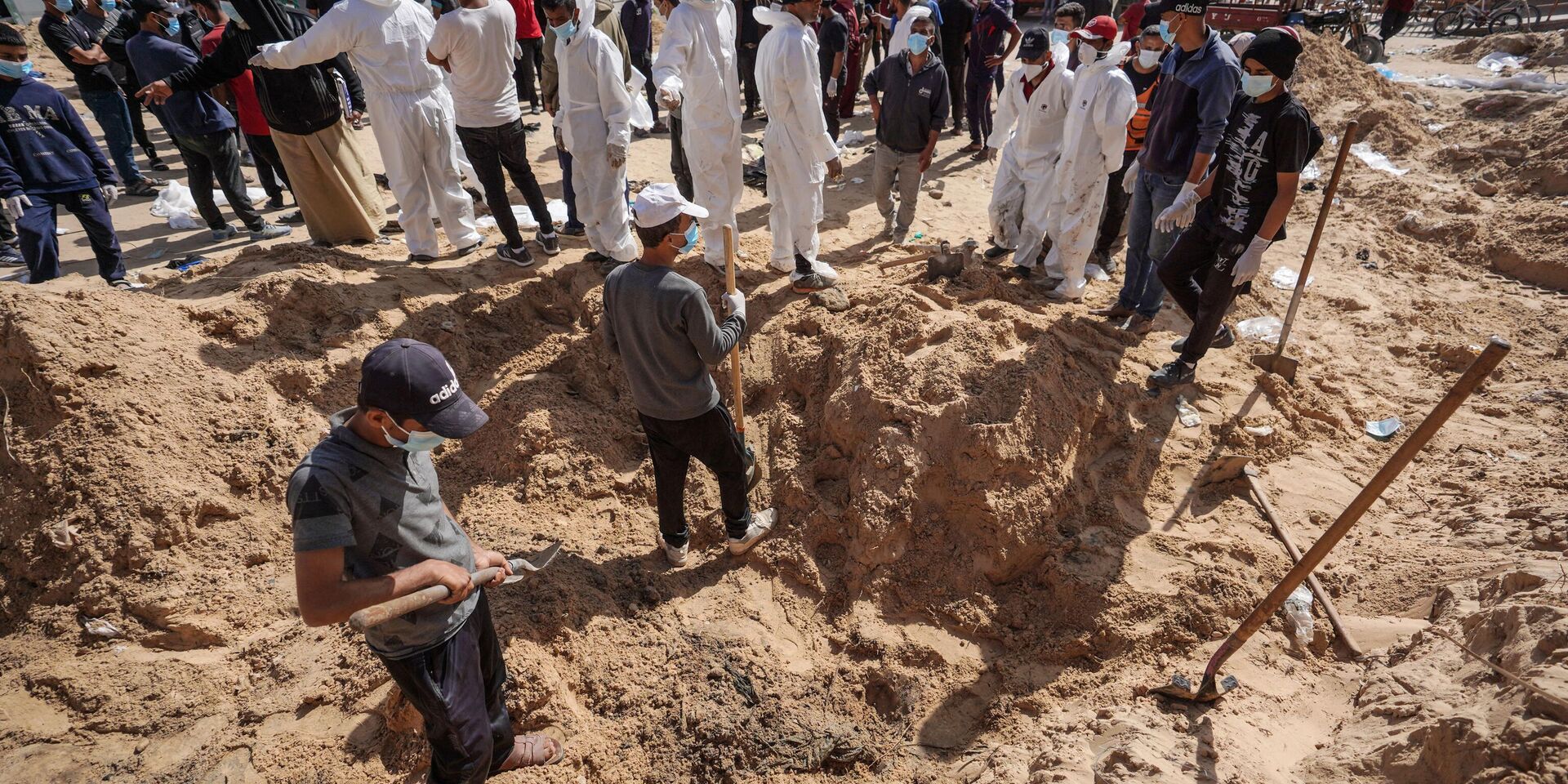 Палестинские работники здравоохранения раскапывают тела, похороненные израильскими войсками на территории больницы Насера в Хан-Юнисе на юге сектора Газа - ИноСМИ, 1920, 22.04.2024