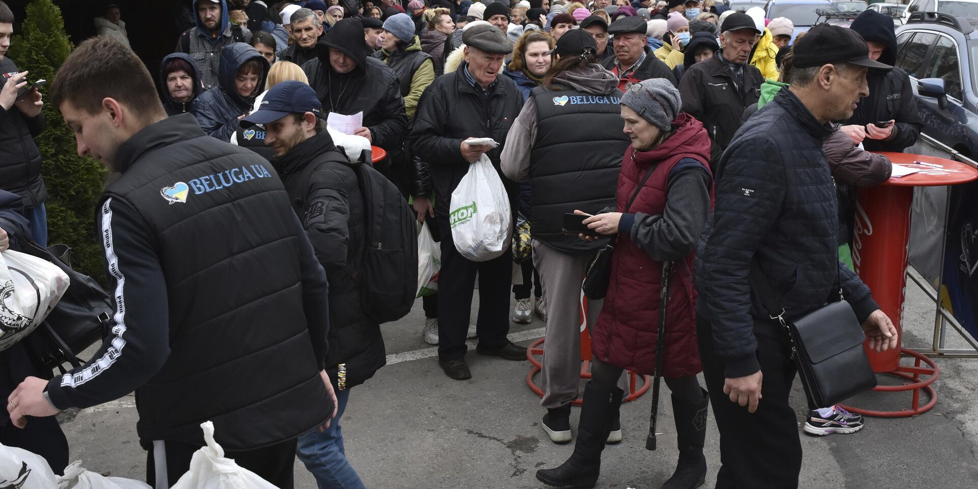 Люди получают гуманитарную помощь в пункте раздачи в Запорожье, Украина 7 апреля 2023 года - ИноСМИ, 1920, 22.04.2024
