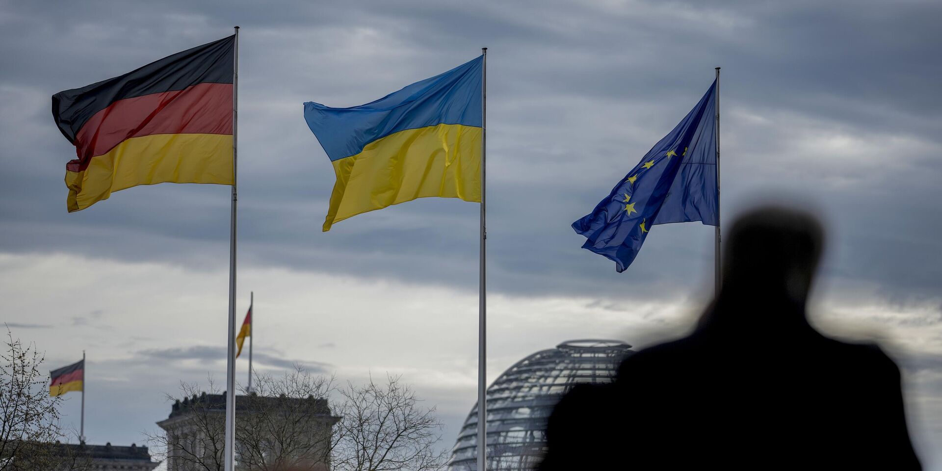 Флаги Германии, Украины и ЕС развеваются перед зданием Рейхстага в Берлине, Германия, пятница, 16 февраля 2024 года.  - ИноСМИ, 1920, 24.04.2024