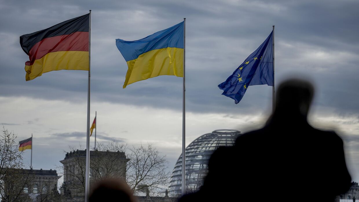 Флаги Германии, Украины и ЕС развеваются перед зданием Рейхстага в Берлине, Германия, пятница, 16 февраля 2024 года. 