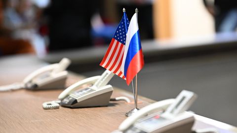 Флаги России и США на столе Центра управления полетами (ЦУП) в Королёве во время трансляции посадки транспортного пилотируемого корабля Союз МС-23. Экипаж корабля: космонавты Роскосмоса Сергей Прокопьев и Дмитрий Петелин, а также астронавт NASA Франциско Рубио.