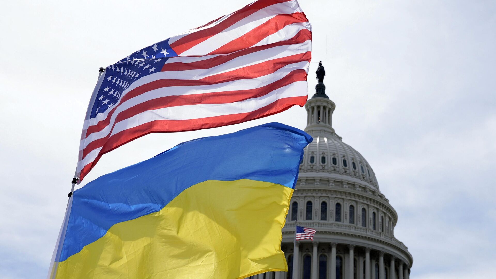 Американский и украинский флаги развеваются на ветру возле Капитолия во вторник, 23 апреля 2024 года, в Вашингтоне. - ИноСМИ, 1920, 20.05.2024