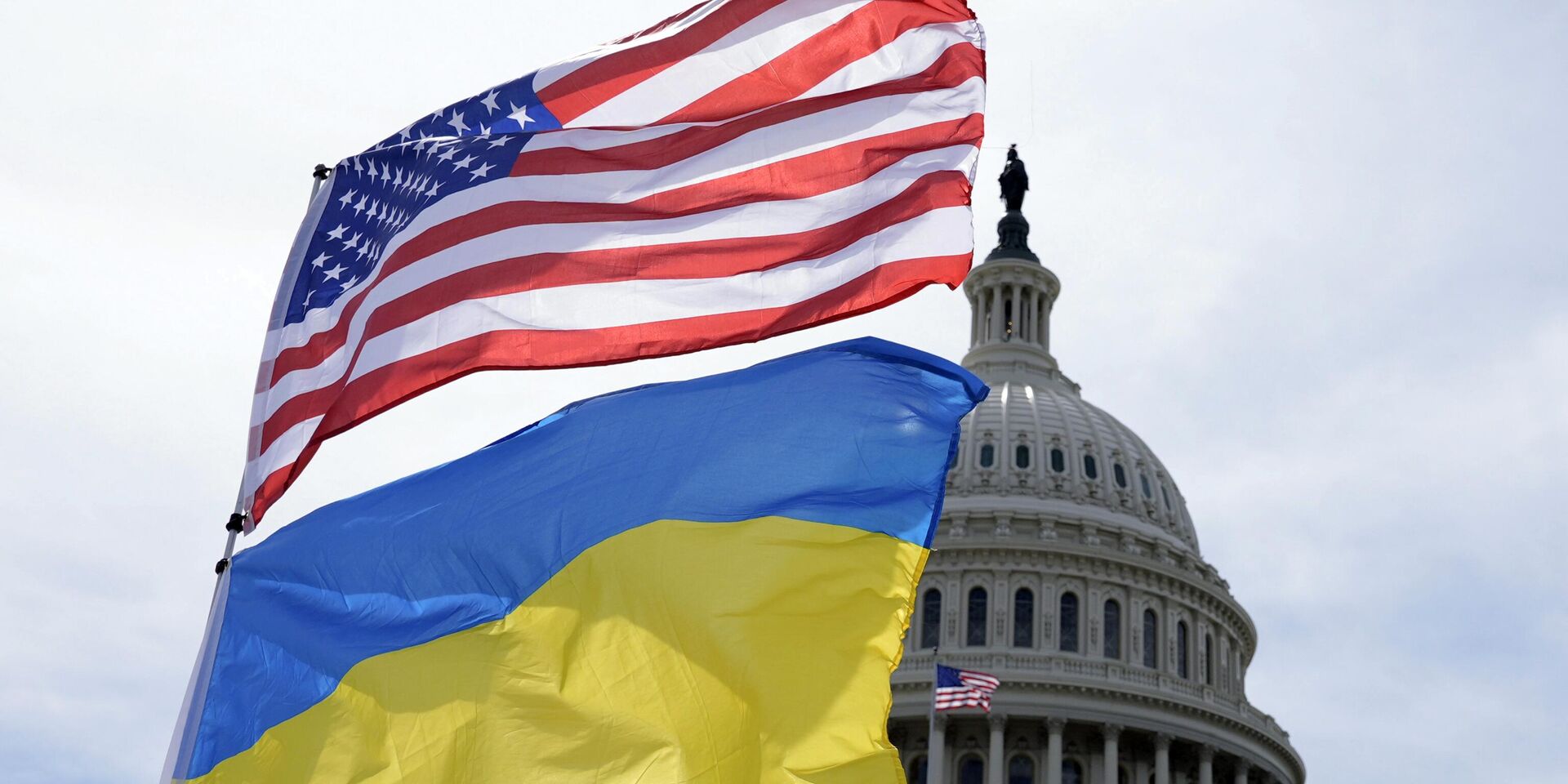 Американский и украинский флаги развеваются на ветру возле Капитолия во вторник, 23 апреля 2024 года, в Вашингтоне. - ИноСМИ, 1920, 15.05.2024