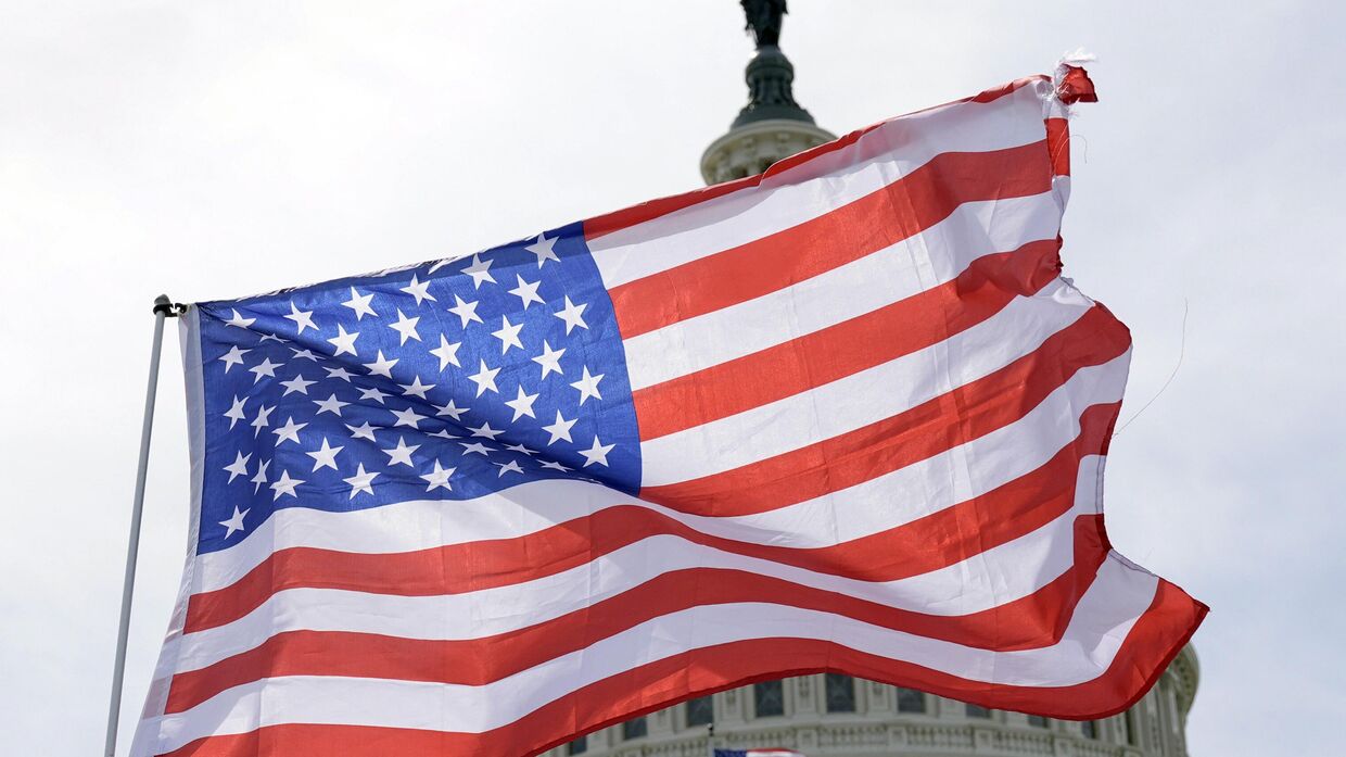 Американские флаги развеваются на ветру возле Капитолия во вторник, 23 апреля 2024 года, в Вашингтоне. Сенат рассматривает вопрос выделения 95 миллиардов долларов военной помощи Украине, Израилю и Тайваню.