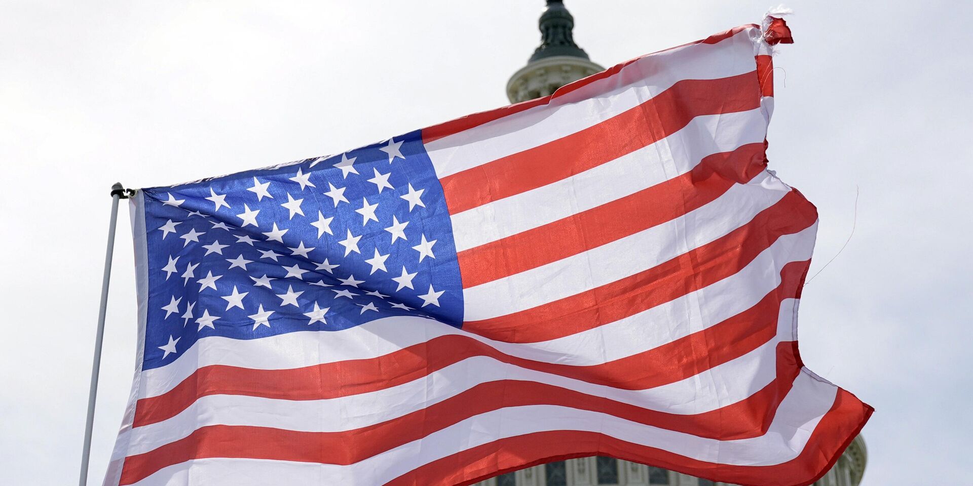 Американские флаги развеваются на ветру возле Капитолия во вторник, 23 апреля 2024 года, в Вашингтоне. Сенат рассматривает вопрос выделения 95 миллиардов долларов военной помощи Украине, Израилю и Тайваню. - ИноСМИ, 1920, 15.05.2024