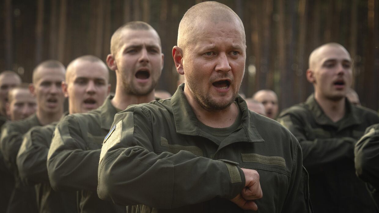 Недавно призванные солдаты маршируют на военной базе недалеко от Киева